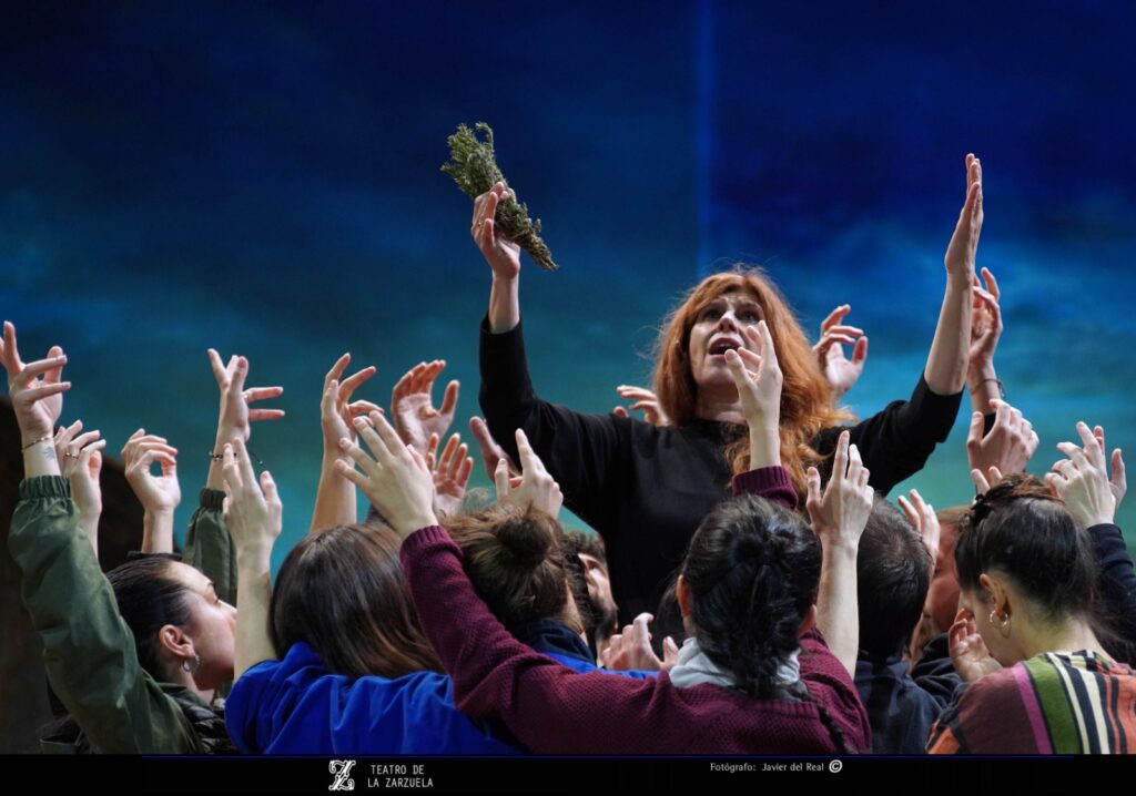 FOTOGRAFÍA: Javier del Real La intérprete de canción popular Elena Aranoa, en un ensayo de La rosa del azafrán en el Teatro de la Zarzuela